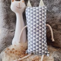 stoffkatze raschelnd